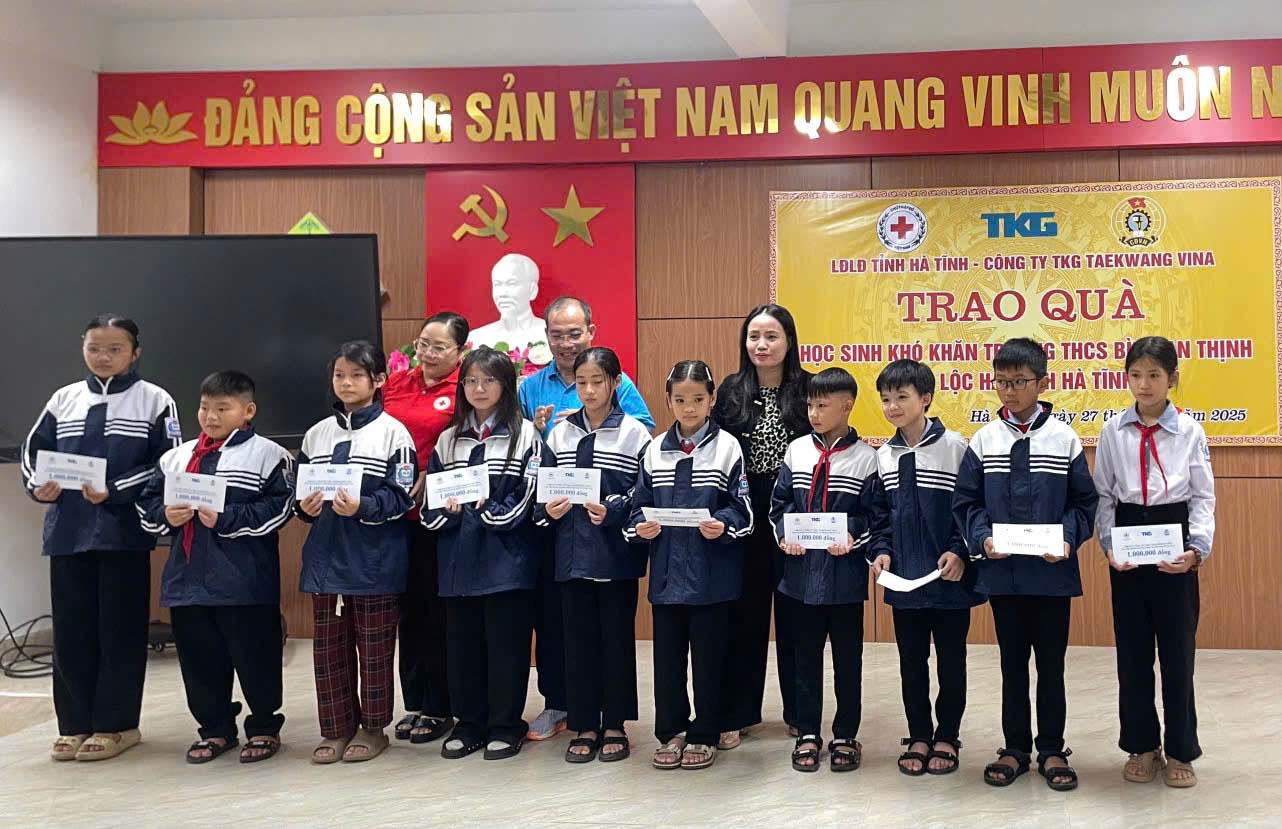 Cong doan trao ho tro cho hoc sinh kho khan tai tinh Ha Tinh. Anh: Cong doan cong ty