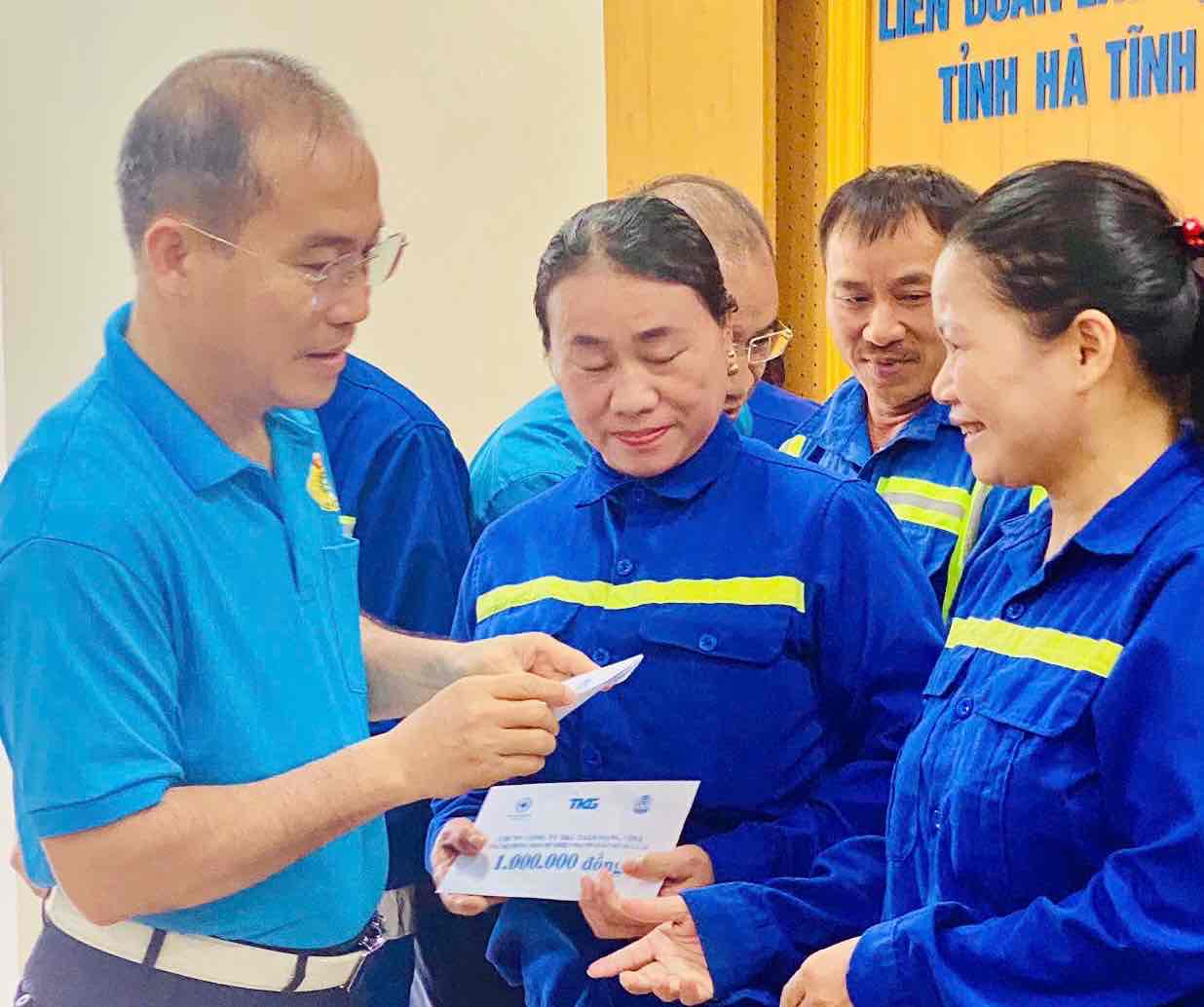 Ong Dinh Sy Phuc - Chu tich Cong doan co so Cong ty CP TKG Taekwang Vina trao ho tro cong nhan lao dong. Anh: Cong doan Cong ty