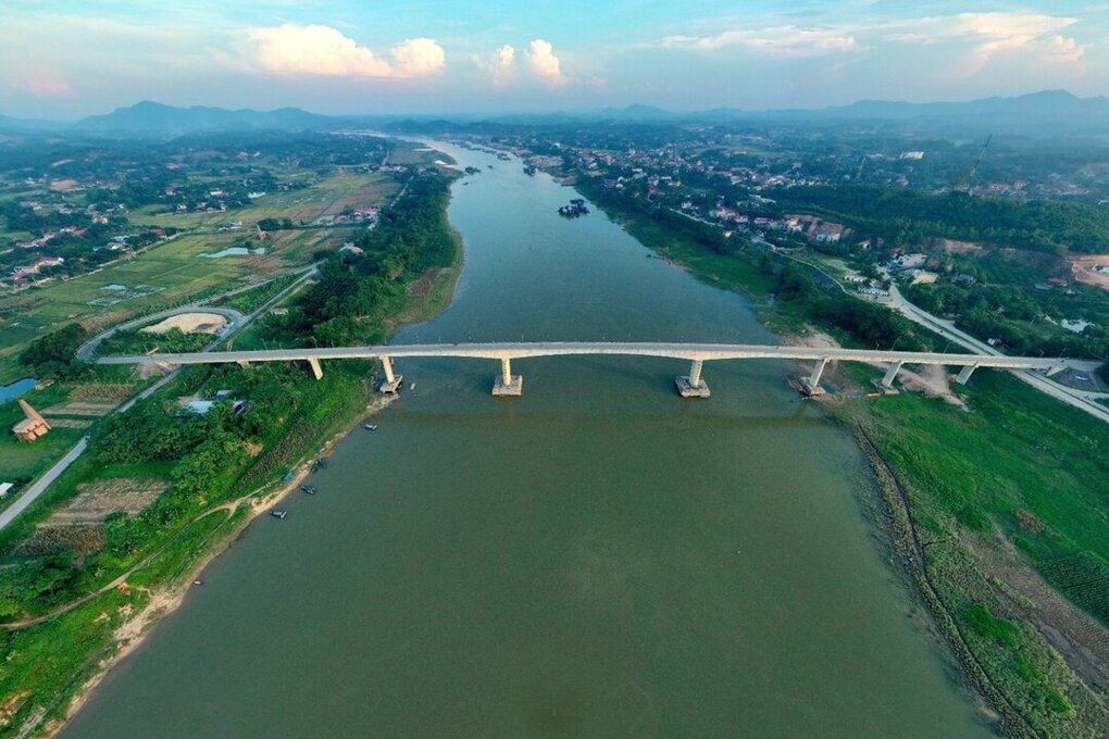 Lo River Bridge crosses the Lo River in Doan Hung Commune, Phu Tho Province. Photo: Ngoc Oanh