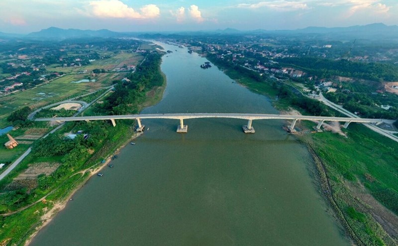 Lo River Bridge crosses the Lo River in Doan Hung Commune, Phu Tho Province. Photo: Ngoc Oanh