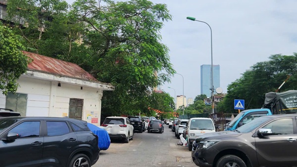 Hà Nội loay hoay với bài toán thiếu bãi đỗ xe. Ảnh: Minh Hạnh 