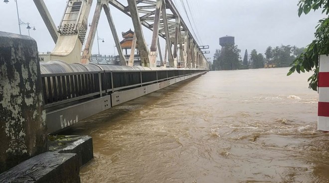 El ferrocarril Norte-Sur a traves de Hue esta profundamente inundado muchos trenes suspenden sus operaciones y miles de pasajeros se ven afectados por las inundaciones. Foto: Q. An