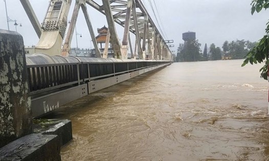 Đường sắt Bắc - Nam qua Huế ngập sâu, nhiều chuyến tàu tạm ngừng hoạt động, hàng nghìn hành khách bị ảnh hưởng do mưa lũ. Ảnh: Q. An