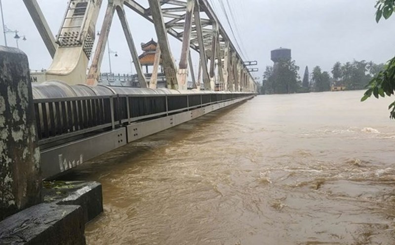The North-South railway through Hue was deeply flooded, many trains were temporarily suspended, thousands of passengers were affected by floods. Photo: Q. An