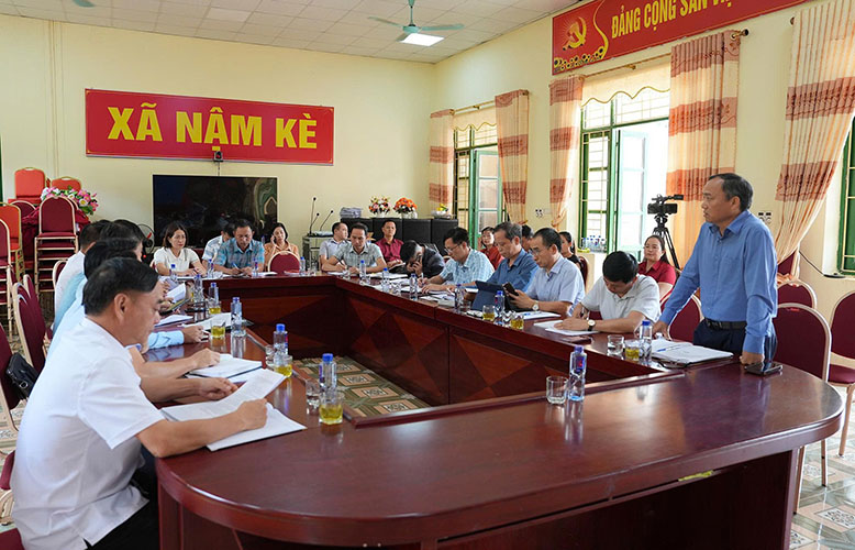 BSCKII. Vu A Su, Pho Giam doc So Y te lam viec voi Ban chi dao phong, chong dich benh xa Nam Ke