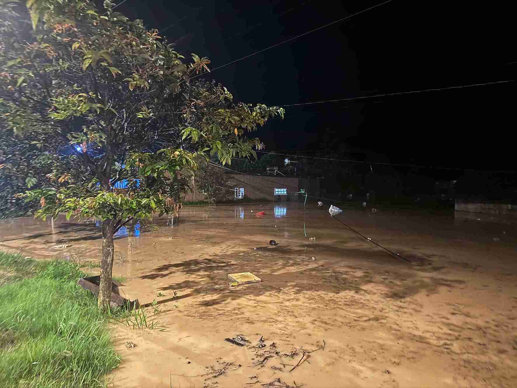 폭우로 인해 Lam Dong 지방의 여러 지역에서 심각한 침수가 발생했습니다. 사진: Phuc Khanh