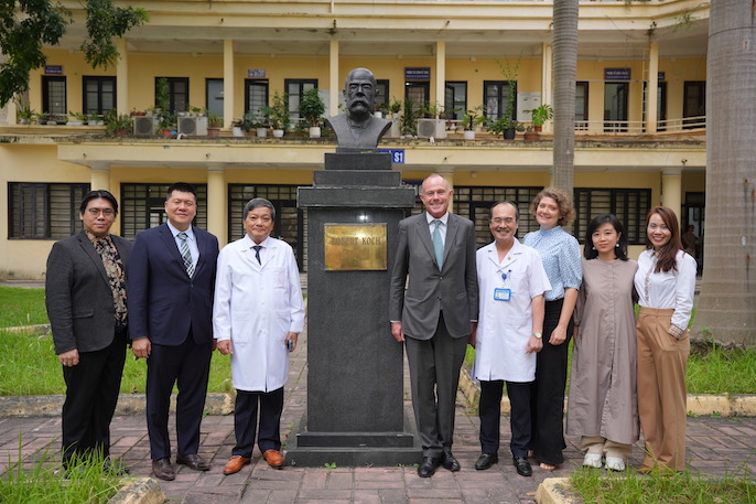 Lanh dao Benh vien Phoi Trung uong tiep don Ngai .Anh: BVCC