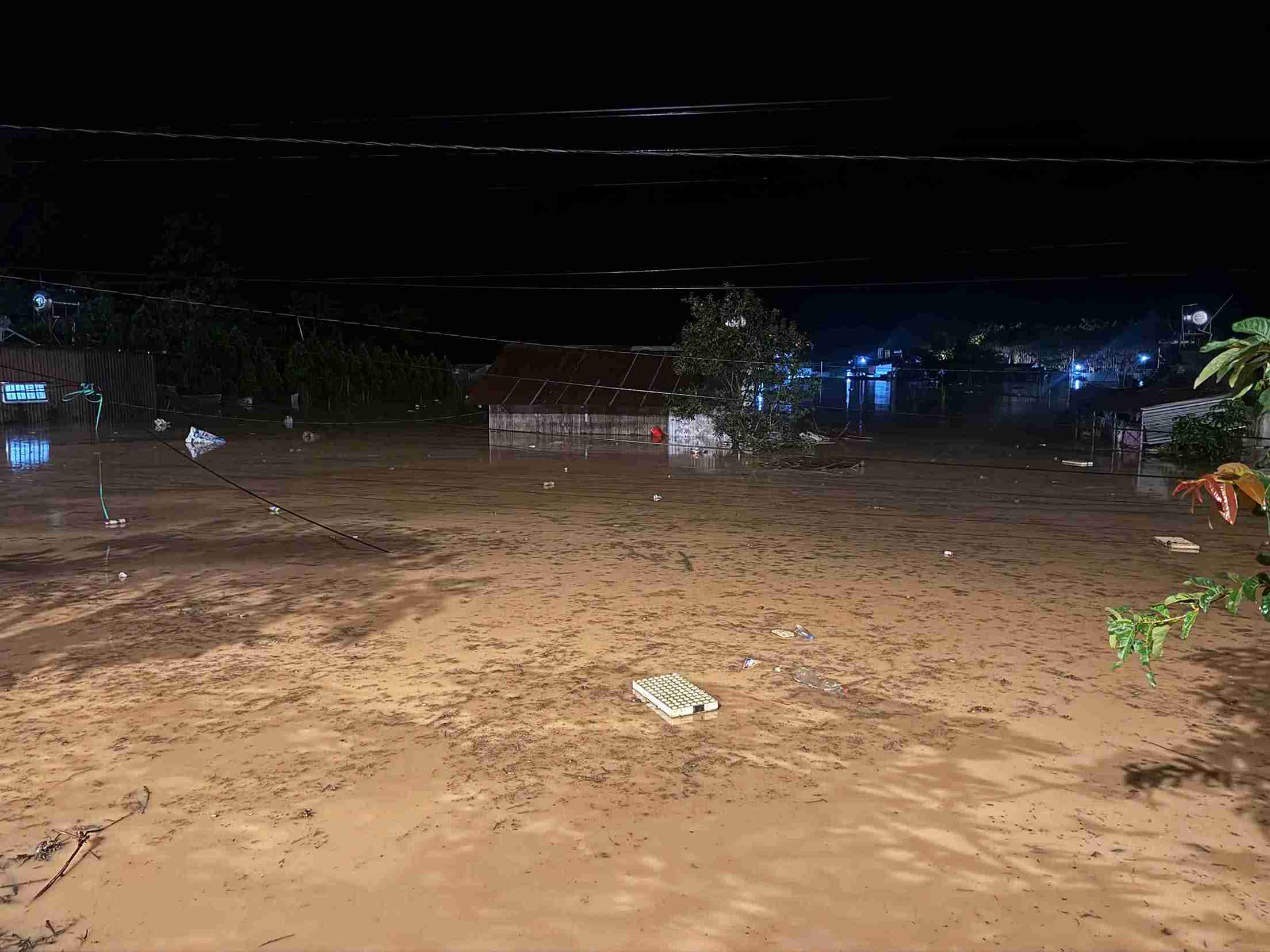 Nha cua cua nguoi dan xa Hiep Thanh bi nuoc nhan chim co lap. Anh: Phuc Khanh