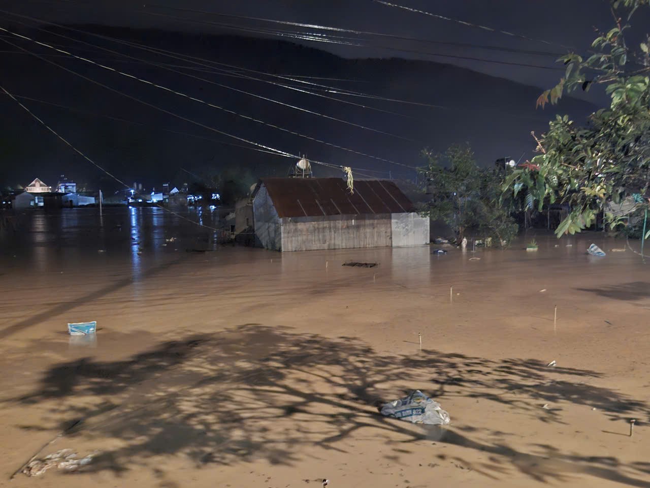 Hiep Thanh commune (Lam Dong) was submerged in water due to prolonged heavy rain. Photo: Phuc Khanh