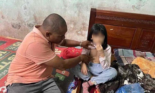 Anh Phùng Văn Duy và con gái thứ 2 ở phường Phố Hiến, tỉnh Hưng Yên. Ảnh: Mai Hương