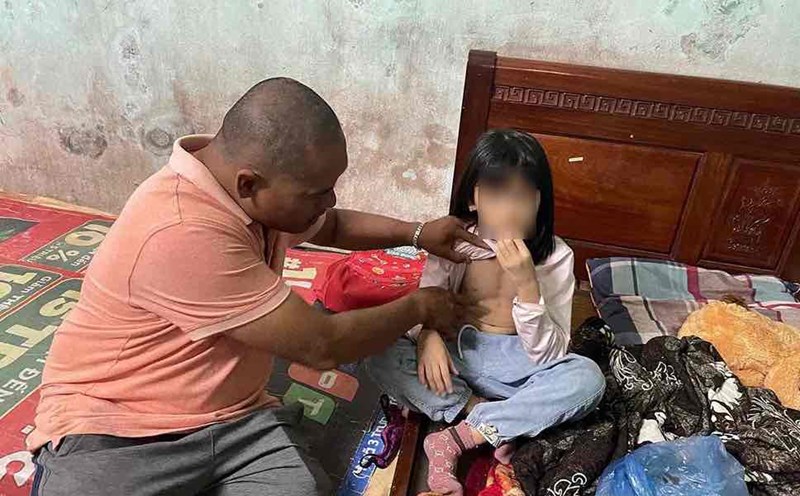 Mr. Phung Van Duy and his second daughter in Pho Hien ward, Hung Yen province. Photo: Mai Huong