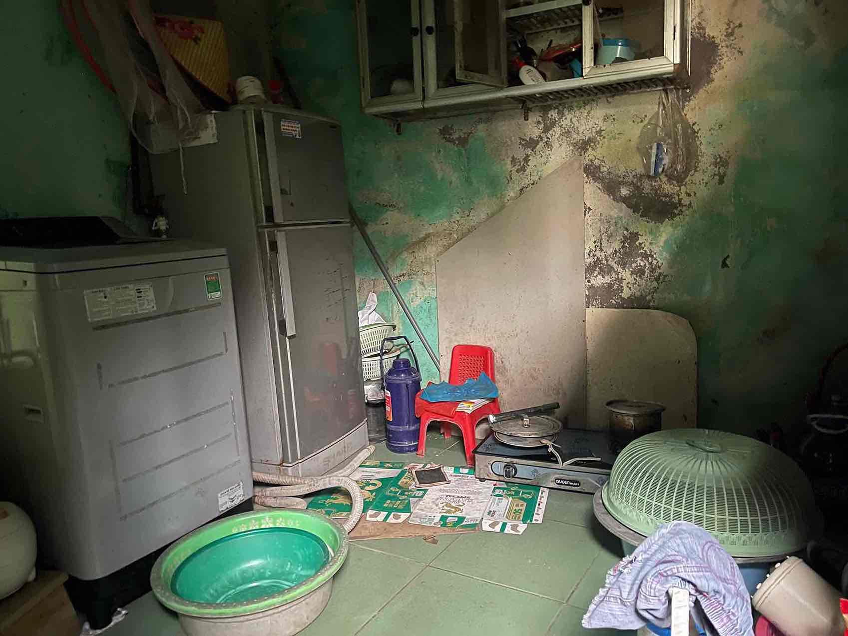 Do dac trong nha xo xac, thieu thon, phan anh hoan canh kho khan. Anh: Mai Huong