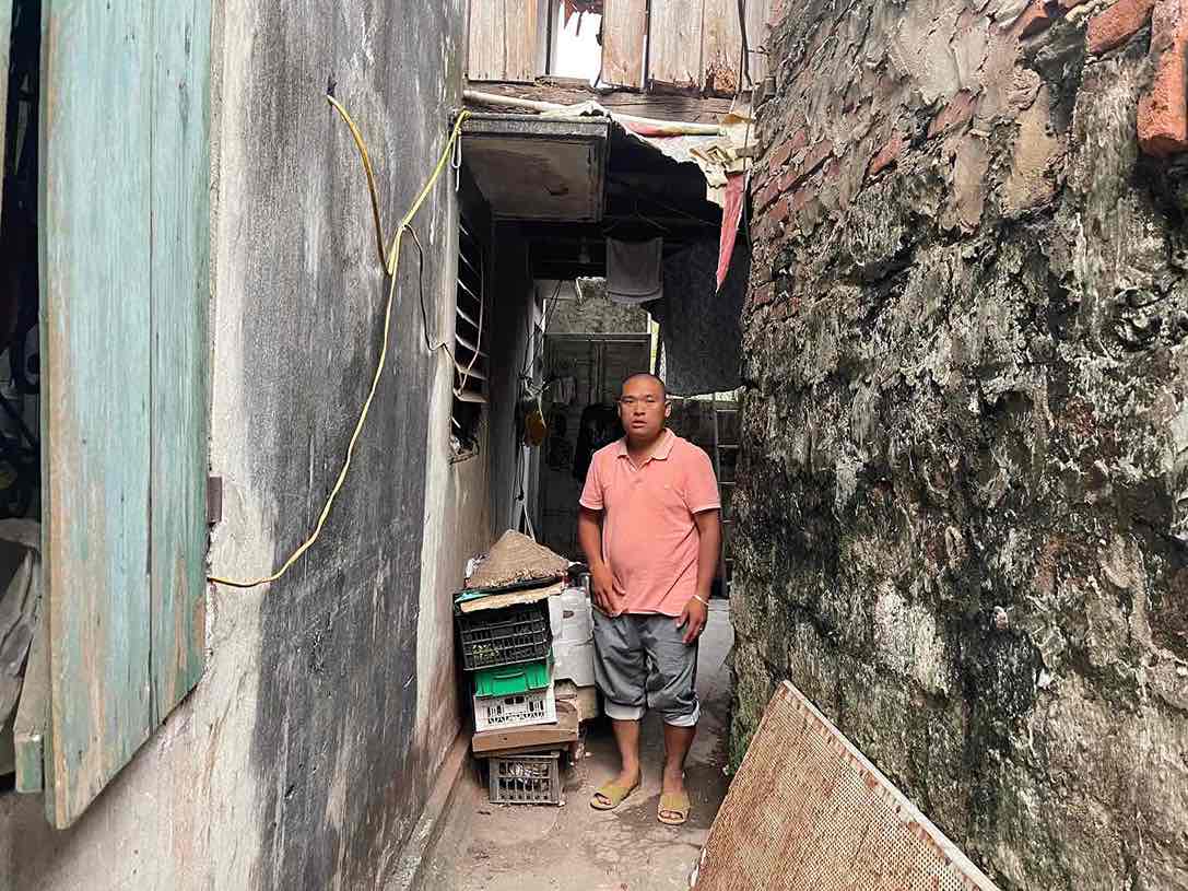 Anh Phung Van Duy, con trai, vat lon voi benh than kinh va nuoi ba con nho. Anh: Mai Huong