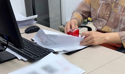 Cơ quan chức năng khuyến khích người dân đến văn phòng công chứng khi có yêu cầu chứng thực. Ảnh: Trí Minh