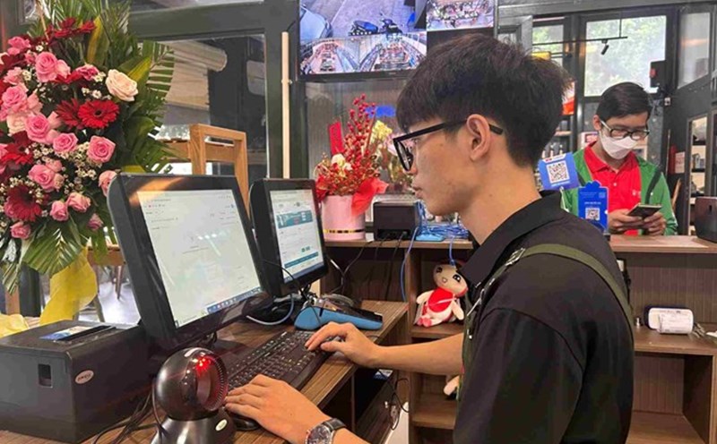 Abolish contract tax, business households and individuals calculate taxes based on revenue and tax rates calculated on revenue. Photo: Hai Nguyen