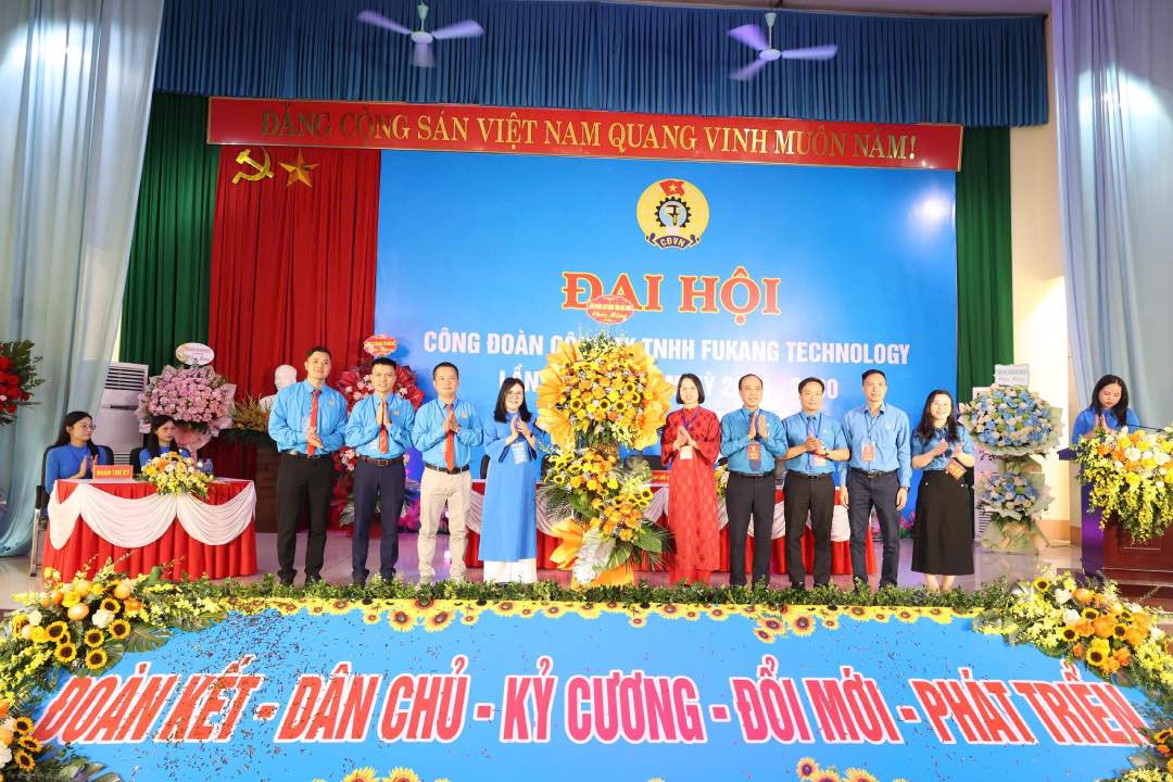 박닌성 노동총연맹 지도부가 대회 축하 꽃다발을 전달하고 있습니다. 사진:  찌엔