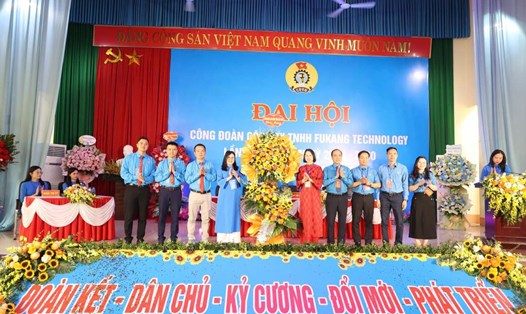 Lãnh đạo Liên đoàn Lao động tỉnh Bắc Ninh tặng hoa chúc mừng đại hội. Ảnh: Quyết Chiến