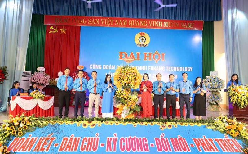 Leaders of the Bac Ninh Provincial Federation of Labor presented flowers to congratulate the congress. Photo: Quyet Chien