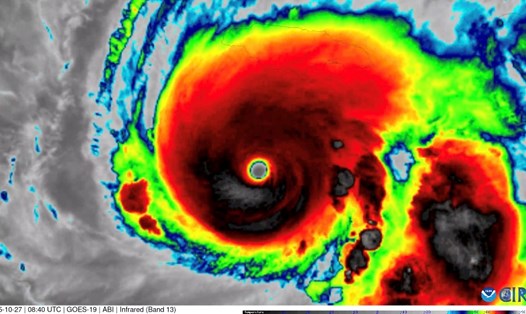 Mắt bão sắc nét của siêu bão Melissa. Ảnh: NOAA