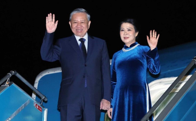 General Secretary To Lam and his wife left Hanoi for an official visit to the United Kingdom and Northern Ireland. Photo: VNA