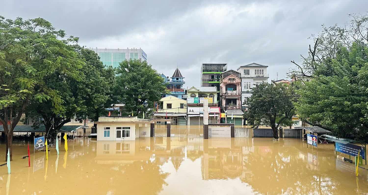 10월 28일 아침까지 후에의 많은 도로가 여전히 홍수에 잠겨 있습니다. 사진: Thanh Thien.