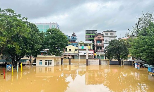 Đến sáng 28.10, nhiều tuyến đường ở Huế vẫn chìm trong nước lũ. Ảnh: Thanh Thiên.