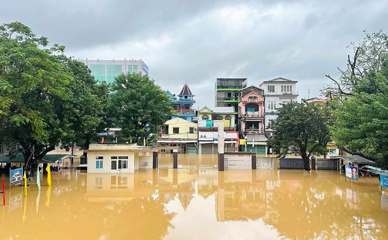 By the morning of October 28, many roads in Hue were still submerged in floodwater. Photo: Thanh Thien.