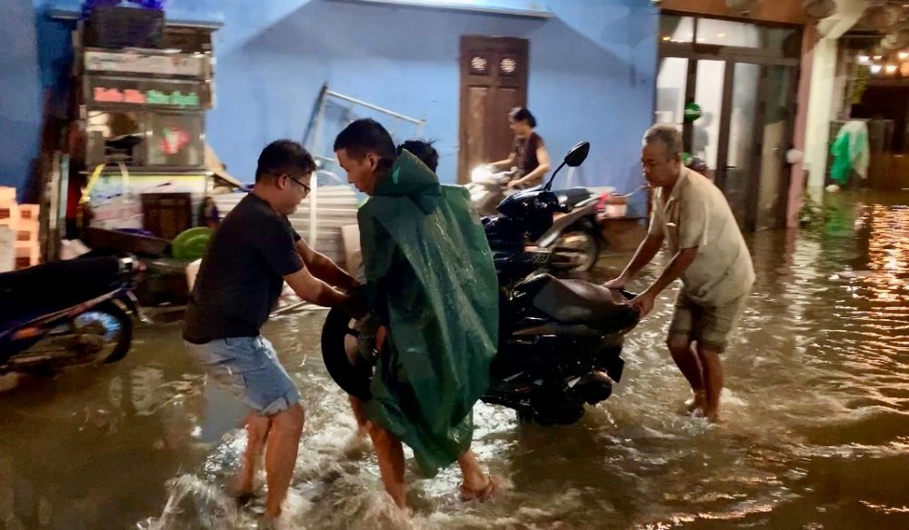 Rising floodwaters submerged many properties, people in Hoi An ancient town fled the flood at night. Photo: Thanh Huyen