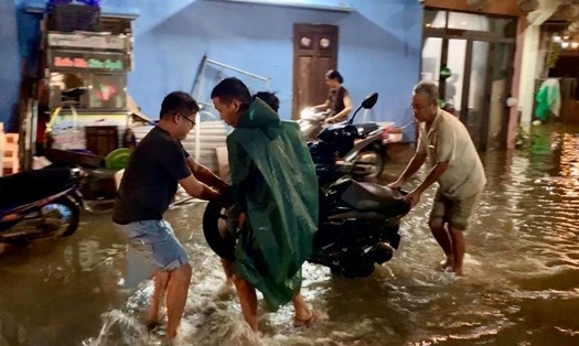 Nước lũ dâng cao nhấn chìm nhiều tài sản, người dân phố cổ Hội An chạy lũ trong đêm. Ảnh: Thanh Huyền