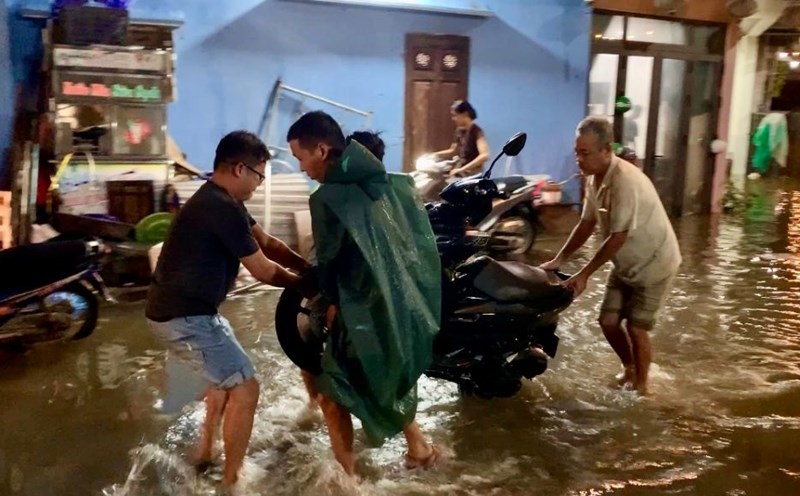 Rising floodwaters submerged many properties, people in Hoi An ancient town fled the flood at night. Photo: Thanh Huyen