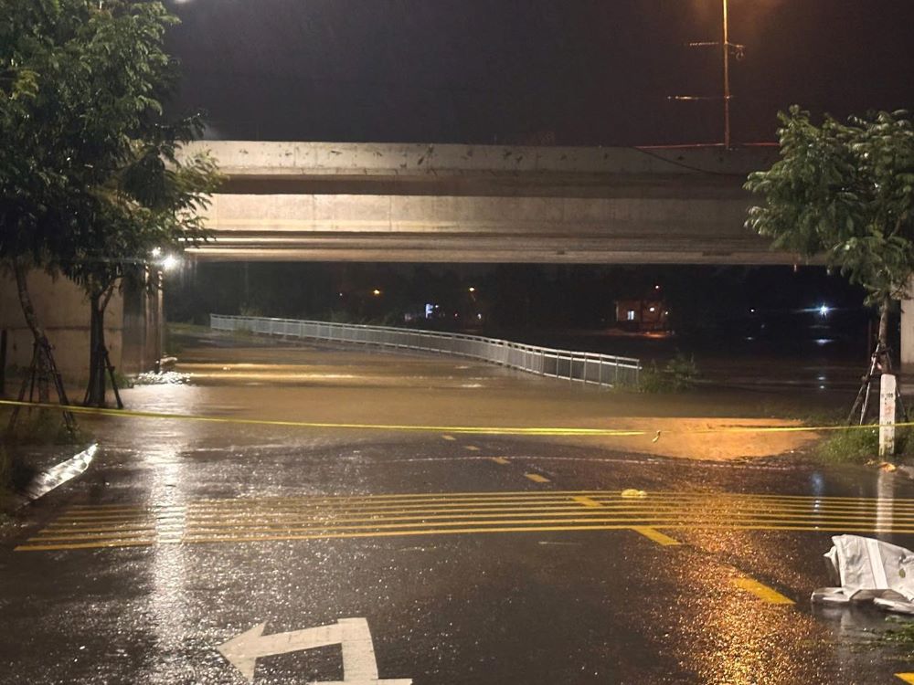 10月28日遅くからトゥイローン川（ダナン市）の水位が上昇し、バナコミューンの多くの地域で局地的な洪水を引き起こした。写真: マイ・ヴィ