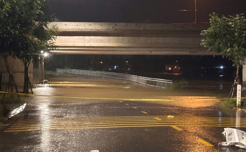 From late on October 28, the water level of Tuy Loan River (Da Nang City) rose, causing local flooding in many areas of Ba Na commune. Photo: Mai Vy