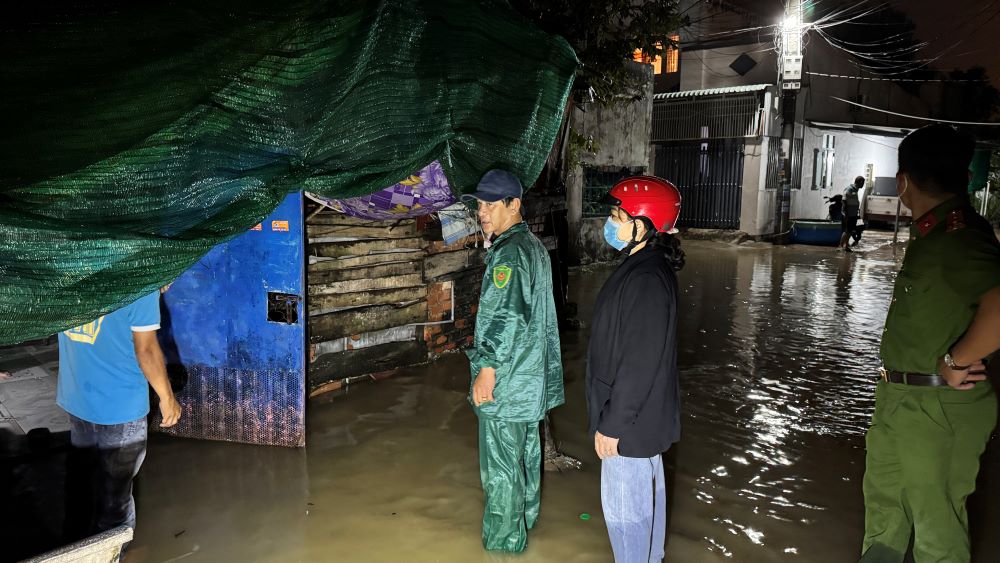 Local authorities are urging households to evacuate from flooded areas. Photo: Duy Tuan