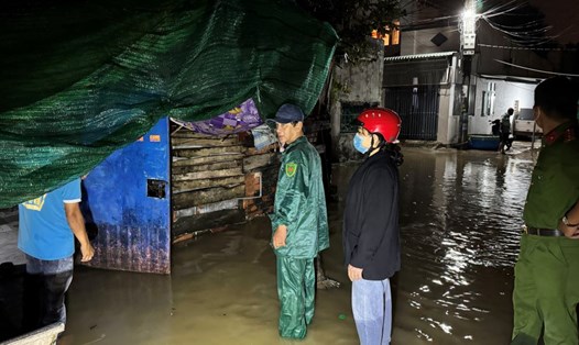 Chính quyền địa phương vận động các hộ dân di dời ra khỏi vùng ngập lụt. Ảnh: Duy Tuấn
