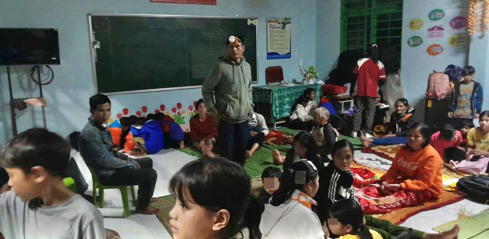 L'ecole de la region montagneuse de Da Nang devient un refuge pour les habitants pendant les inondations. Photo : Nguyen Binh Nam