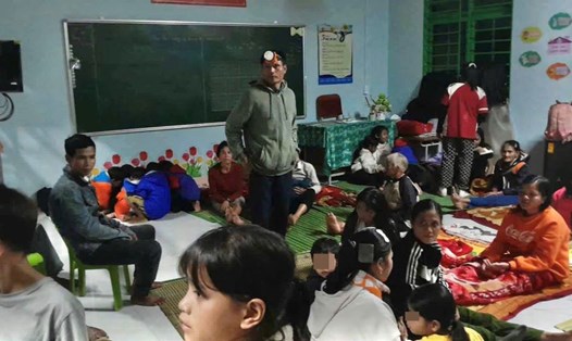 Điểm trường vùng cao Đà Nẵng trở thành nơi trú ẩn cho người dân trong mưa lũ. Ảnh: Nguyễn Bình Nam
