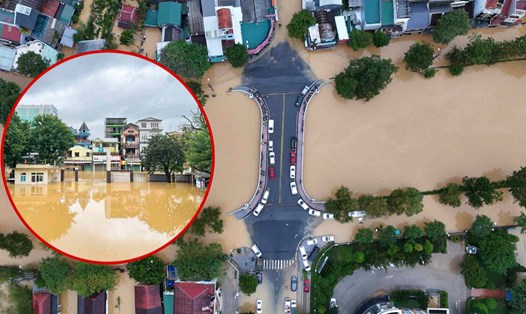 Huế ngập sâu trong đêm, nhiều tài sản của người dân chìm trong nước. Ảnh: Nguyễn Luân