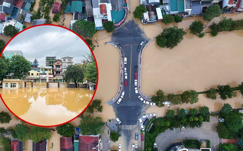 Hue was flooded deep at night, many people's properties were submerged in water. Photo: Nguyen Luan