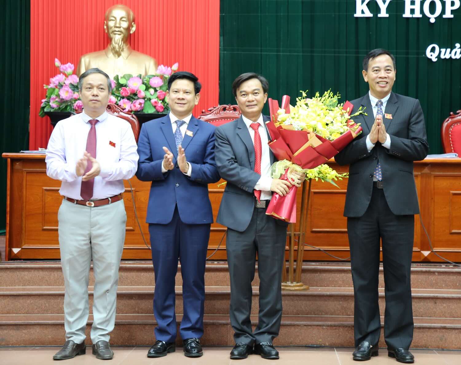Presenting flowers to bid farewell to Vice Chairman of the People's Council of Quang Tri province for the 2021-2026 term Nguyen Chien Thang due to being assigned a new task. Photo: Cong Sang