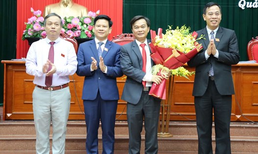 Tặng hoa chia tay Phó Chủ tịch HĐND tỉnh Quảng Trị nhiệm kỳ 2021-2026 Nguyễn Chiến Thắng do được phân công nhiệm vụ mới. Ảnh: Công Sáng