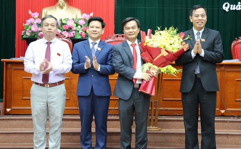 Presenting flowers to bid farewell to Vice Chairman of the People's Council of Quang Tri province for the 2021-2026 term Nguyen Chien Thang due to being assigned a new task. Photo: Cong Sang