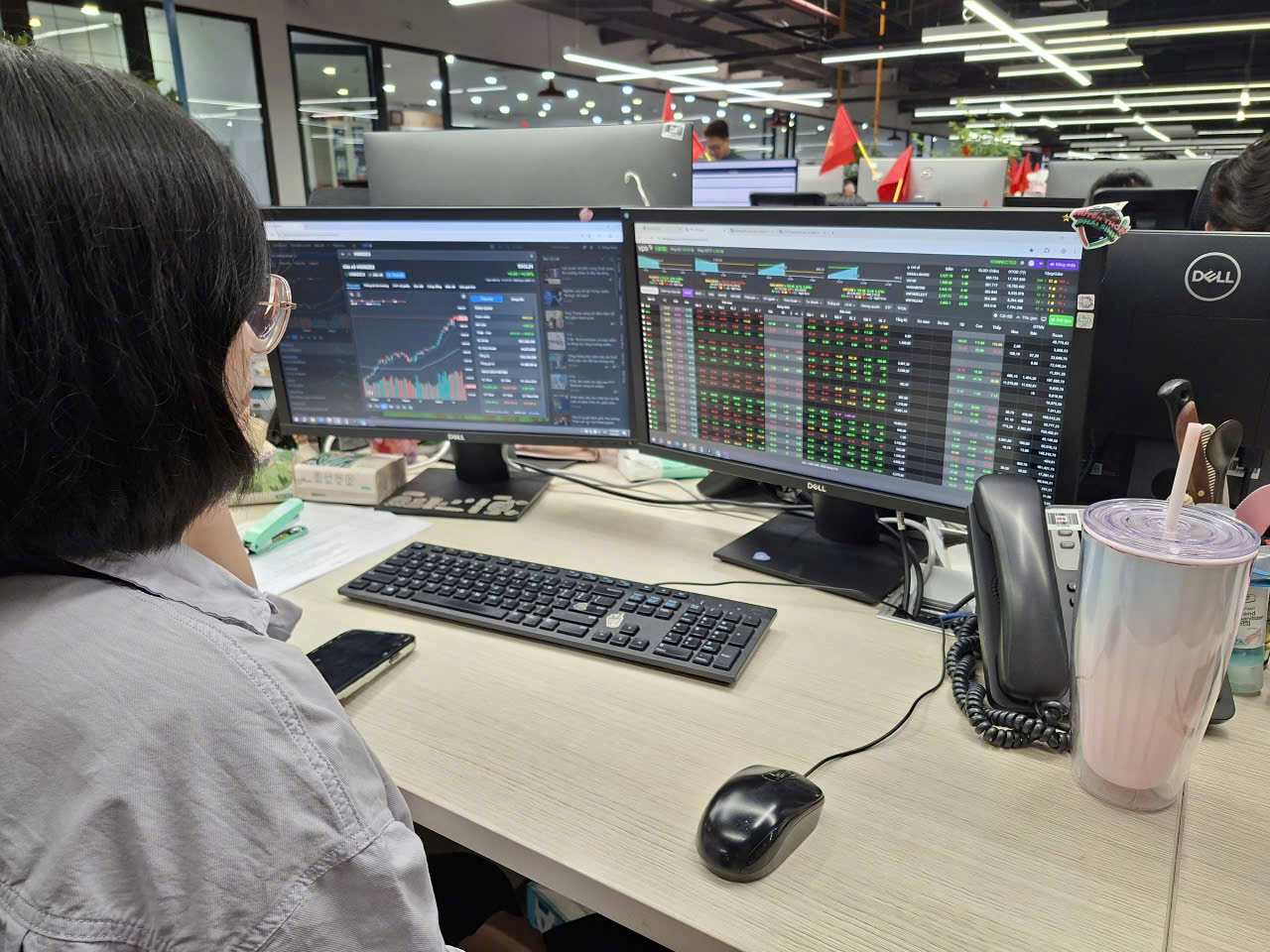 The stock market is adjusted, creating room for new cash flow. Photo: Luc Giang