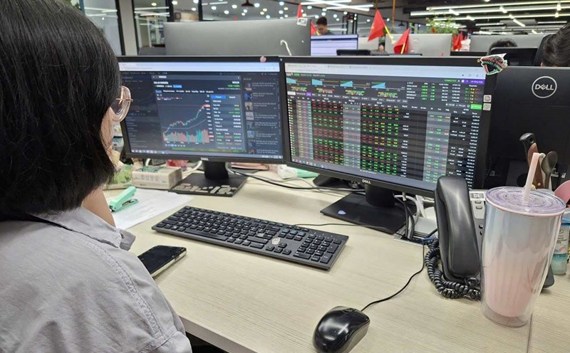 The stock market is adjusted, creating room for new cash flow. Photo: Luc Giang