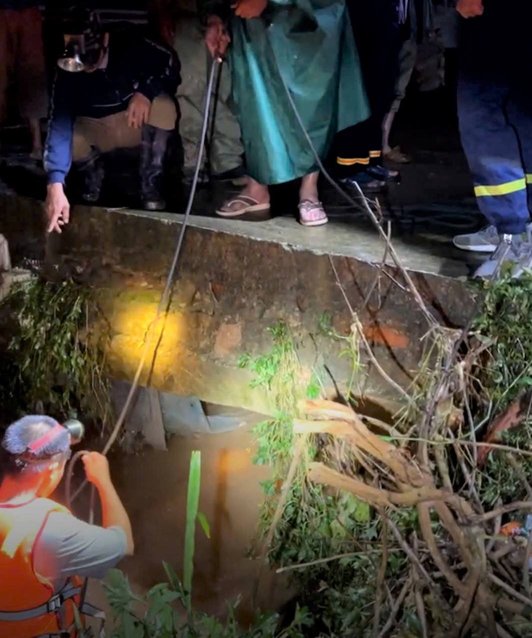 ラムドンの洪水で流された女性教師を部隊が捜索。写真: フック・カーン