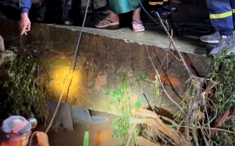 Forces searching for female teachers swept away by floodwaters in Lam Dong. Photo: Phuc Khanh