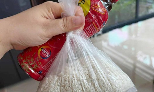 Hình ảnh được đăng tải trên mạng xã hội về việc chia quà cứu trợ ở thôn Hồng Tiến, xã Nghi Xuân mỗi hộ được 5 lạng gạo, nửa chai nước ngọt gây xôn xao. Ảnh: Nghi Xuân.