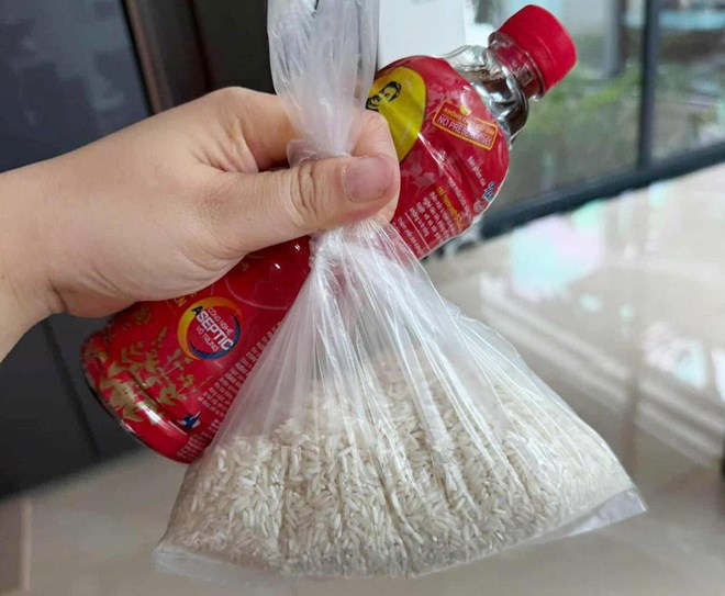 Làm rõ việc chia quà cứu trợ mỗi hộ được 5 lạng gạo, nửa chai nước ngọt