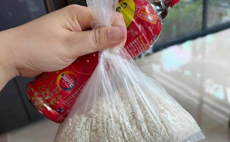 The image posted on social media about the distribution of relief gifts in Hong Tien village, Nghi Xuan commune, each household received 5 sets of rice and half a bottle of soft drinks, causing a stir. Photo: Nghi Xuan.
