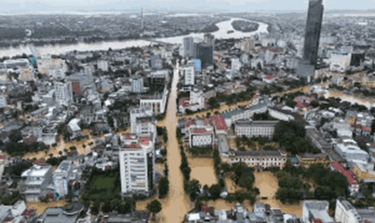 Thành phố Huế ngập trong nước lũ. Ảnh: Nguyễn Luân