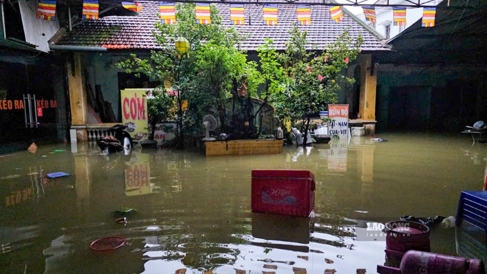 Nha dan bi nuoc lu bao vay.